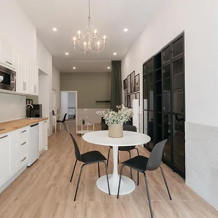 Apartment New! Comfort And Style Steps From Everything