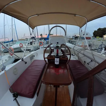 Botel Barco Nineta Ontario Sailboat In Mar-