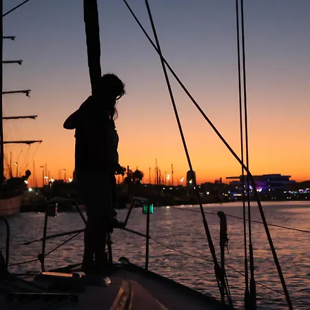 Hotel en barco Magnificent Sailboat With Free Parking For Cars *