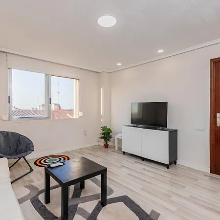 En El Cabanyal Enfrente De La Marina Real * Valencia