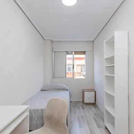 En El Cabanyal Enfrente De La Marina Real