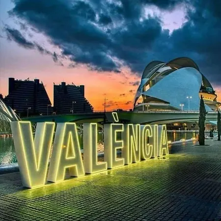 Cerca A Ciudad De Artes Y Ciencias Valensiya