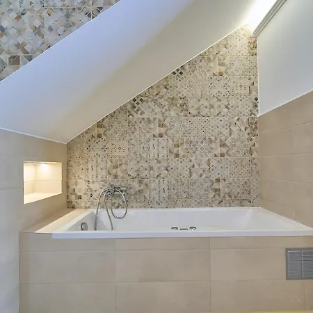 Invalencia Alberic Jungle R Big House Stylish 3 Bdr & 3 Wc With Private Terrace