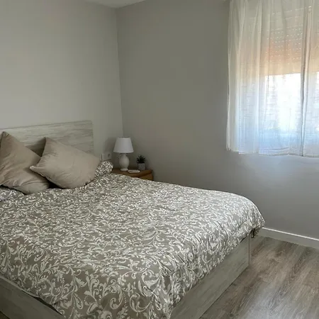 Bright Accommodation Next To The Turia Gardens *