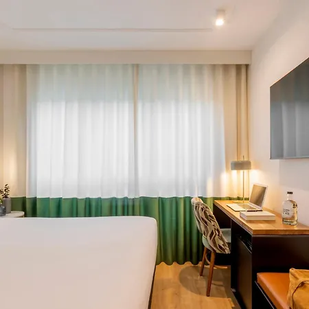 Mate Cosmo - Centre,