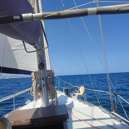 Romantic Sailboat Bådhotel Valencia