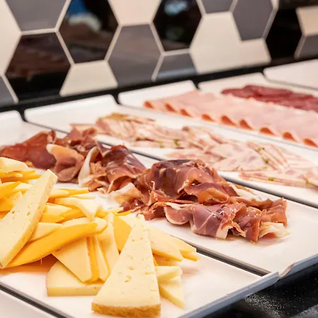 伊鲁尼瓦伦西亚4号康福特尔酒店 酒店 4*