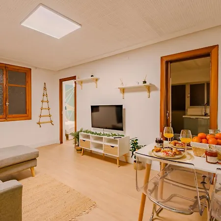 Апартаменты Cabanal Beachfront - 1 Min To Sea, Ac, Smarttv, Balcony Валенсия