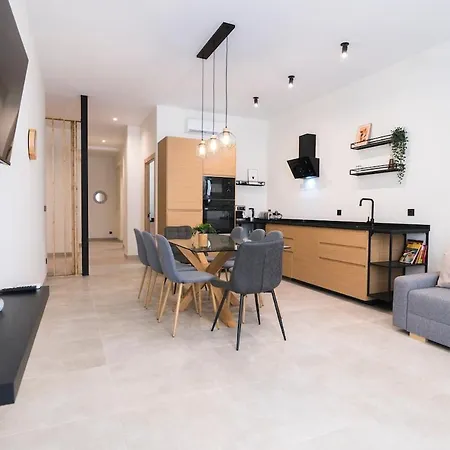 Design And Comfort For Families And Groups Valence