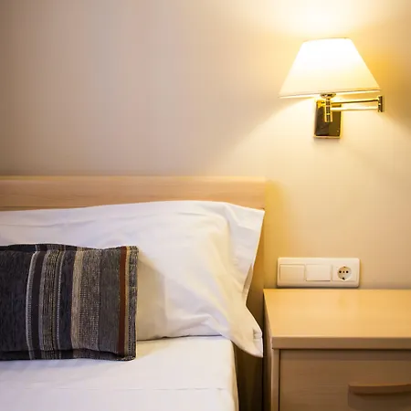 毕加索广场公寓 *