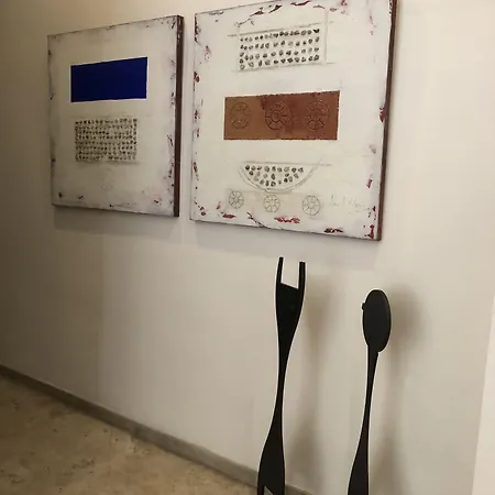 毕加索广场公寓 *