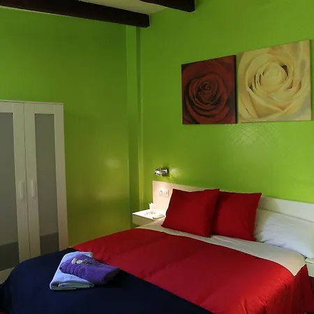 Hostel Purple Nest Βαλένθια