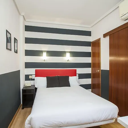 Hotel De La Musica 2*