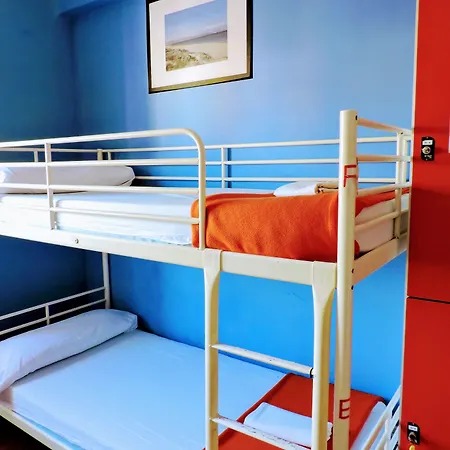 Feetup Backpackers אכסניה *