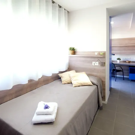 Residencia Universitaria Resa La Concepcion بيت شباب *