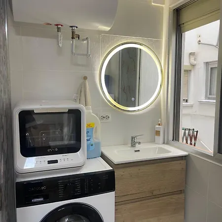 Close Sea Metro And Ciutat De Les Arts I Les Ciencies Valência