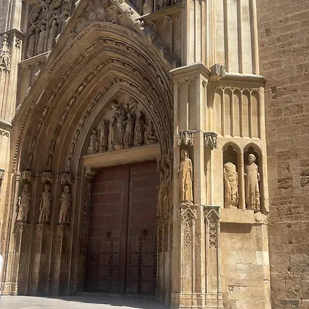 Close Sea Metro And Ciutat De Les Arts I Les Ciencies *