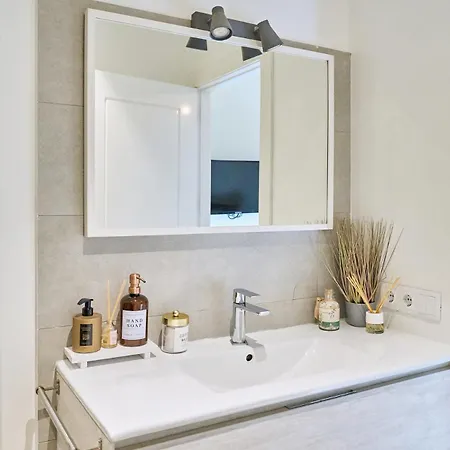 Splendid In Apartment *