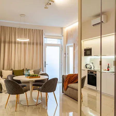 Era Deluxe Near The Of