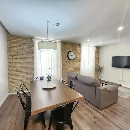 New! Designer In Center With Fast Wi-fi Апартаменты Валенсия