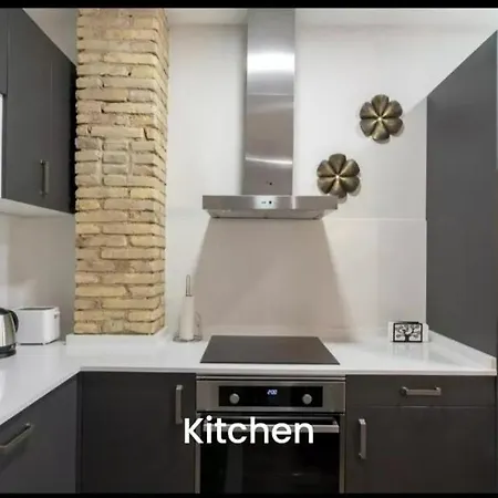 New! Designer In Center With Fast Wi-fi