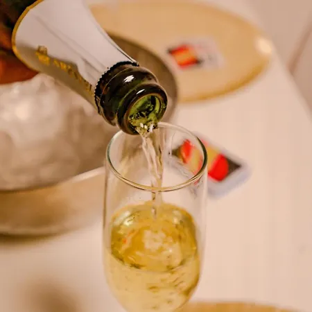 Apartamento Cabañal Beachfront , 1 Min To Sea , Ac , Coffee , Balcony , Fastwifi