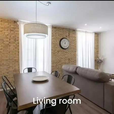 New! Designer In Center With Fast Wi-fi