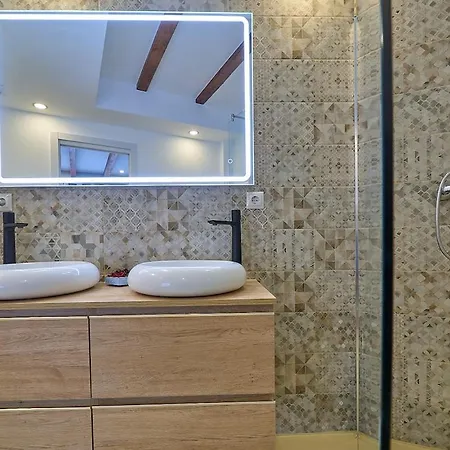 شقة Alberic Waves