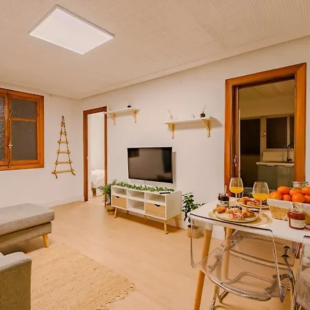 Appartement Cabanal Beachfront , 1 Min To Sea , Ac , Coffee , Balcony , Fastwifi *