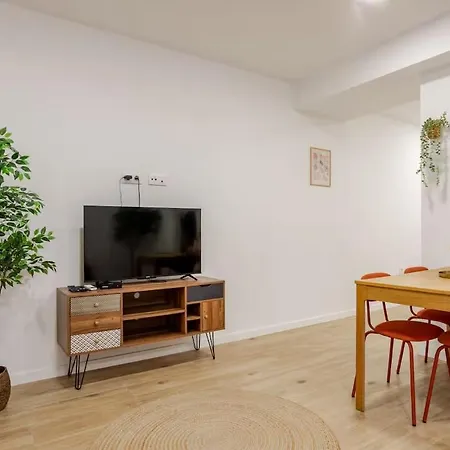 Bright & Modern - Rose Y Maya Valencia