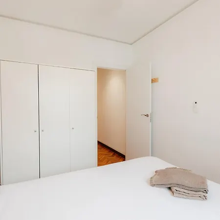 Your Sunny & Spacious Portview Apartman