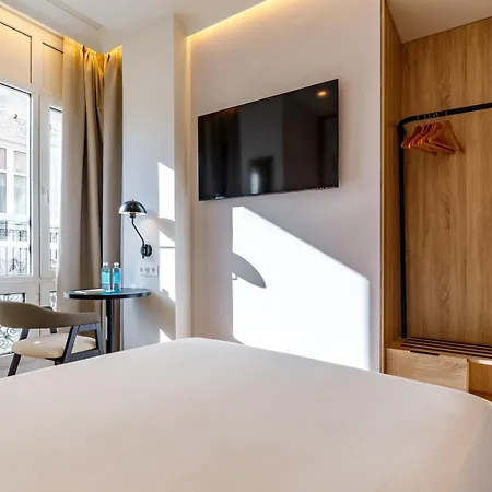 Petit Palace Plaza De La Reina מלון 3*