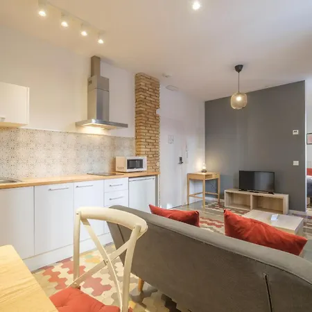 Aparthotel With Antique Floor & Lots Of Sun Light Valenza