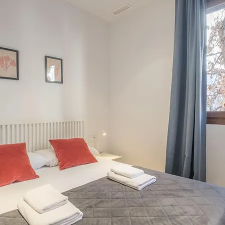 With Antique Floor & Lots Of Sun Light 4* バレンシア