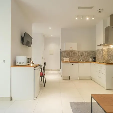 מלון דירות Chic & Comfortable Apartment, Private Terrace 4*