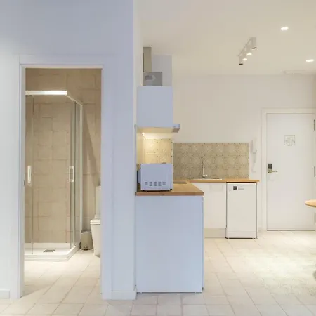 Modern Close To Centre