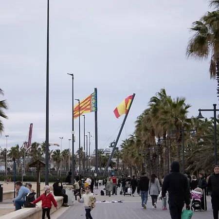 En El Cabanyal Enfrente De La Marina Real 公寓