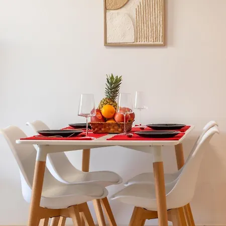 Vibe - Oceanfront Escape Apartment