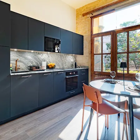 Prime Location, Bright & Cozy Apartment *