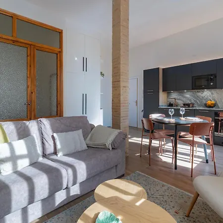 Prime Location, Bright & Cozy