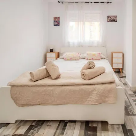 Spacious & Terrace Sleeps 7 Apartament *