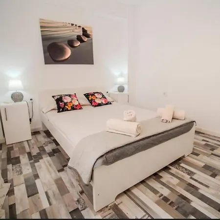 Apartament Spacious & Terrace Sleeps 7 *