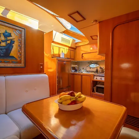 Master&commander 보트호텔 *