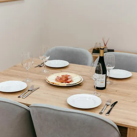 Almas, Hall 1 Min, 4 Pax, Smart Tv * Valencia