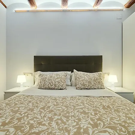 Invalencia - Tree Plaza A * Валенсия