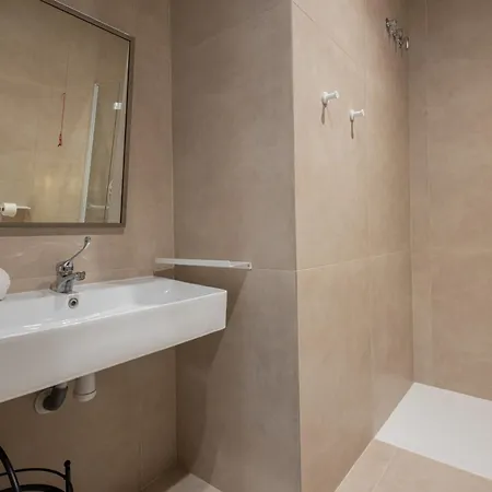 Apartment Loft - B 1-6 Smart Access & Urban Calm *
