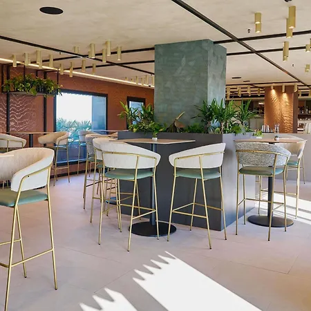 호텔 Novotel Lavant 4*