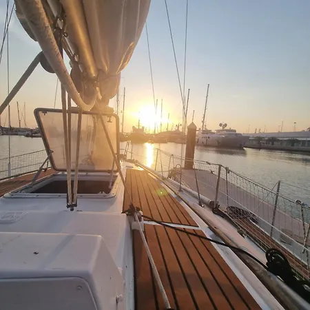 Botel Velero En Puerto Mar -e&m Boats Valencia