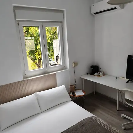 Проживание в семье Agui House *