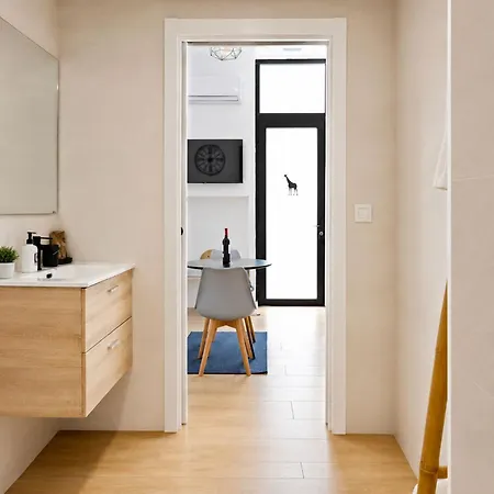 Jirafa - Entire - Near And Stadium By Rio Turia Valencia
